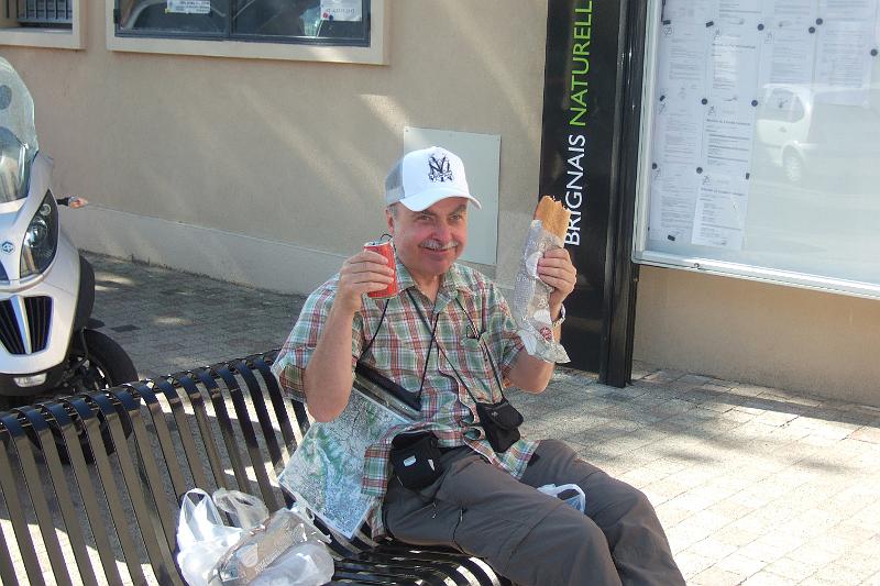 2011-05- (242).JPG - Das zweite Frühstück vor der Kirche
